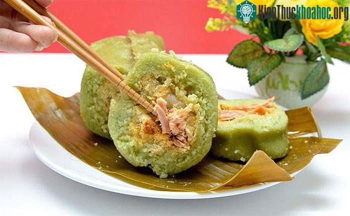 Miền Trung dùng bánh tét thay cho bánh trưng, ăn kèm dưa món.
