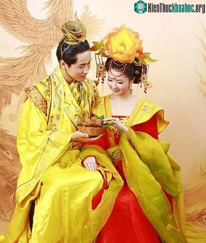 Mỹ nhân nào được chọn "qua đêm" với vua đều phải kiểm tra sức khỏe, thân thể gắt gao.