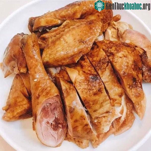 Gà hun khói thường có hạn sử dụng rất lâu, nên khi sử dụng cần phải chú ý để tránh ngộ độc.