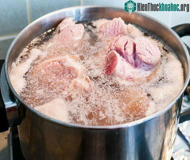Bọt khí xuất hiện khi ta luộc xương, luộc thịt.