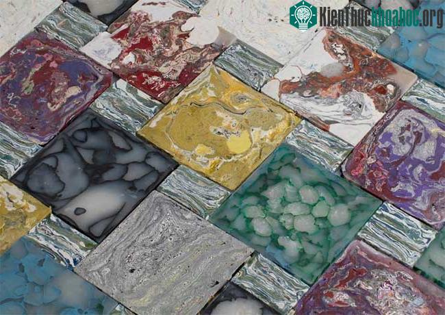 Quá trình này có thể tạo ra một loạt các gạch màu khác nhau với nhiều sắc thái.