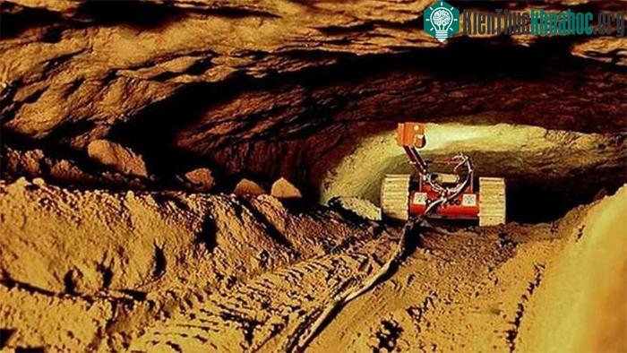 Bên trong đường hầm là một không gian cực kỳ lớn, từ nơi cổng chính tới cuối đường hầm