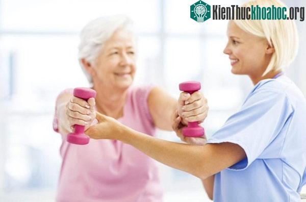 Người cao tuổi tập tạ nên có sự hướng dẫn của chuyên gia tránh gây tổn thương cho cơ thể.