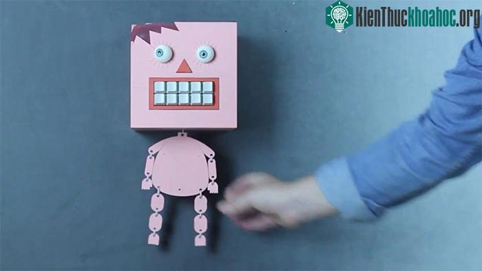 Mr Typo - robot được tích hợp giọng nói.