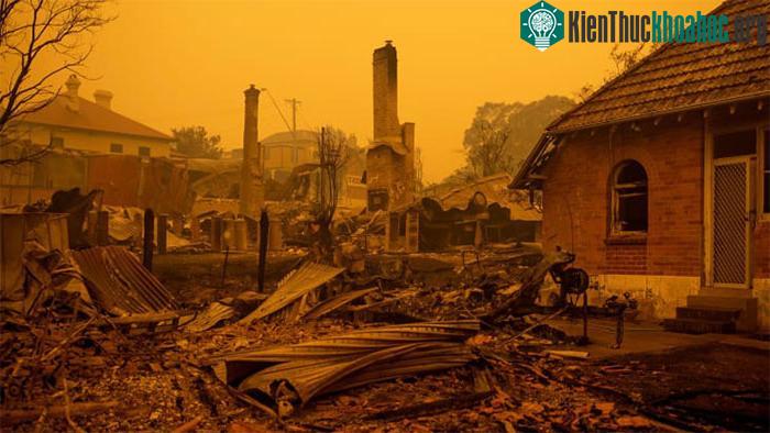 Nhà cửa bị cháy rừng phá hủy ở Cobargo, New South Wales - (Ảnh: Getty/CNBC).