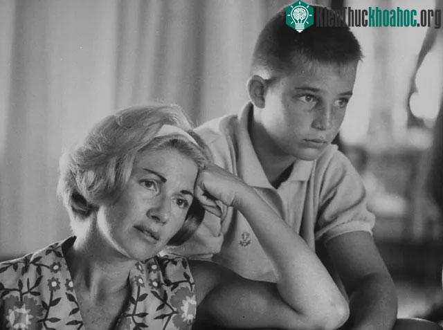 Vợ của phi hành gia Scott Carpenter và con trai của anh - cậu bé Mac