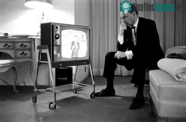 Nam ca sĩ Frank Sinatra theo dõi con trai của ông - Frank Jr. - khi đó 21 tuổi làm MC cho một chương trình truyền hình