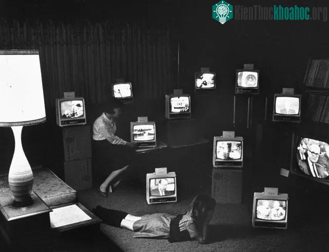 Những chiếc TV dùng “ăng-ten râu” đặt trong một phòng trưng bày thiết bị điện tử.