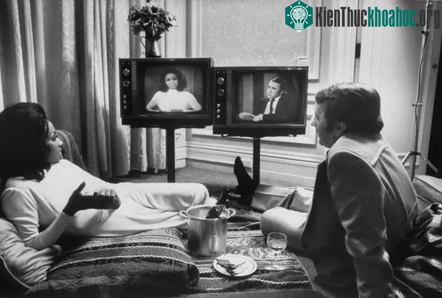 Nữ diễn viên Diahann Carroll và nhà báo David Frost