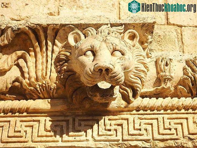 Những máng xối có hình dạng đầu sư tử được thiết kế để thoát nước khi tuyết tan.