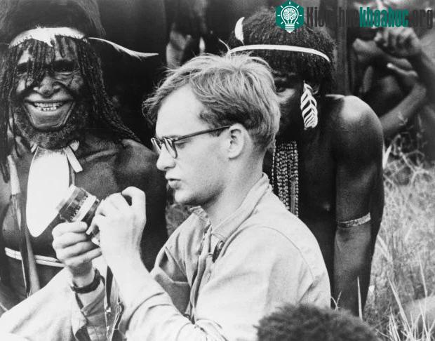 Michael Rockefeller năm 23 tuổi trong chuyến đi tới New Guinea