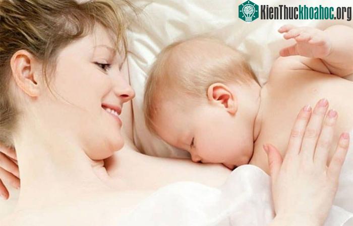 Cho trẻ bú mẹ nhiều lần trong ngày để kích thích cơ thể sản xuất sữa nhiều hơn