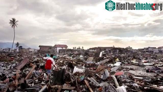 Một người đàn ông đi ngang qua các tòa nhà bị phá hủy ngày 10/1/2005 tại Banda Aceh