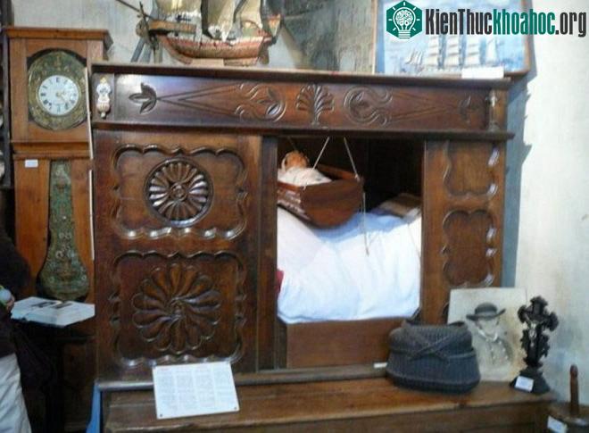 Tại sao nhiều người Châu Âu thời Trung cổ lại ngủ trong những chiếc giường hộp?