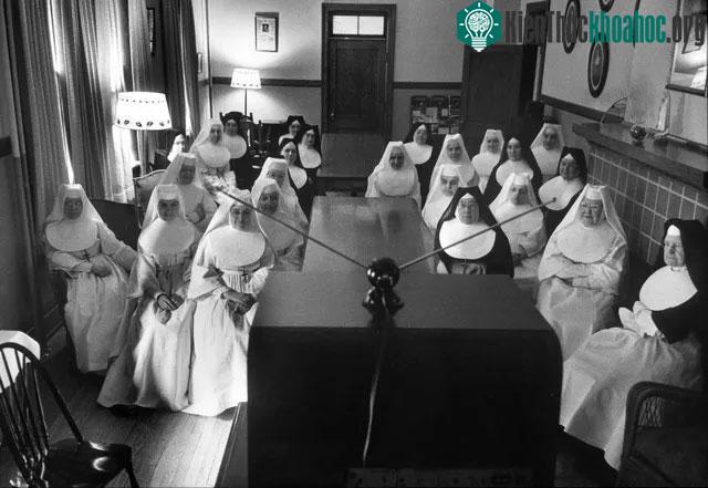 Các bà xơ đang cùng xem TV trong giờ giải trí tập thể.