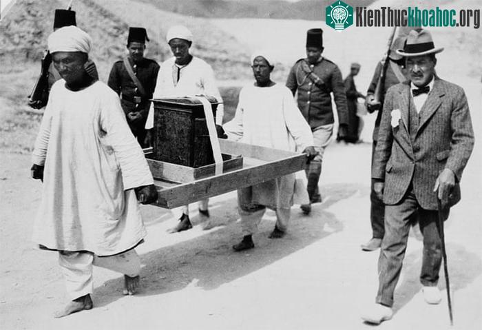 Howard Carter giám sát việc đưa một bàn thờ ra khỏi ngôi mộ. (Ảnh: Guardian).