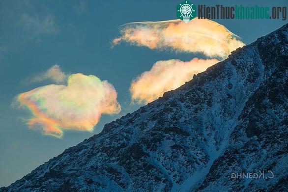Chiêm ngưỡng mây cầu vồng hiếm thấy trên đỉnh núi cao nhất Siberia