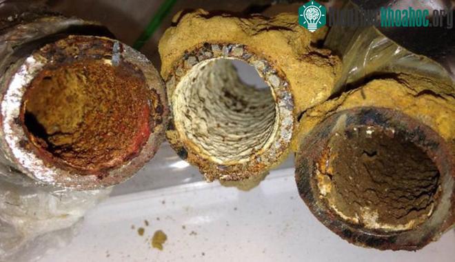 Hãy cẩn thận với những đường ống cũ như thế này, chúng đã gây ra khủng hoảng nước nhiễm chì ở Flint, Hoa Kỳ.