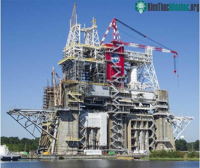 Khu thử nghiệm B-2 ở trung tâm vũ trụ Stennis sẽ là nơi thực hiện việc chạy thử động cơ đẩy SLS.