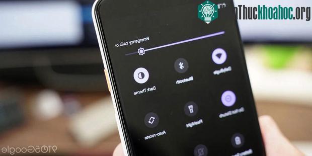 Bật chế độ Dark Mode hoặc các giao diện tối màu