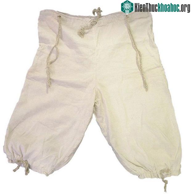 Còn chiếc quần lửng có dải rút dưới đây vẫn chưa được xác nhận là dành cho nam hay nữ