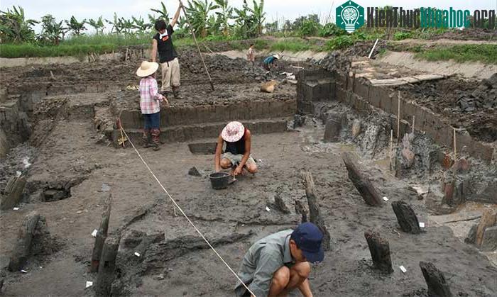 Cũng tại phường Nam Hòa, năm 2009, bãi cọc Đồng Má Ngựa được phát hiện và khảo sát