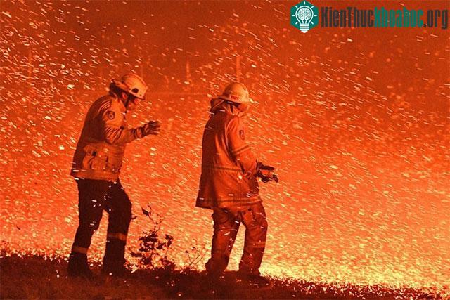Lính cứu hỏa đang làm việc cả ngày đêm để khắc phục tình trạng này.