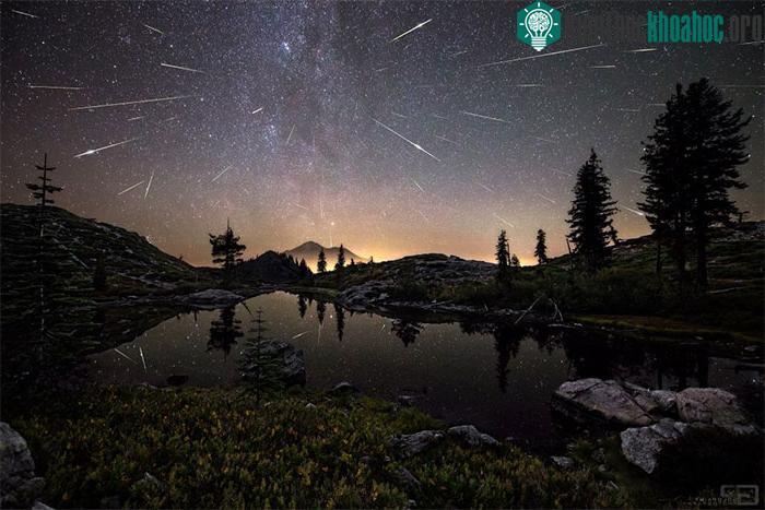 Ảnh phơi sáng thời gian dài ghi lại cảnh mưa sao băng Perseid ở Núi Shasta.