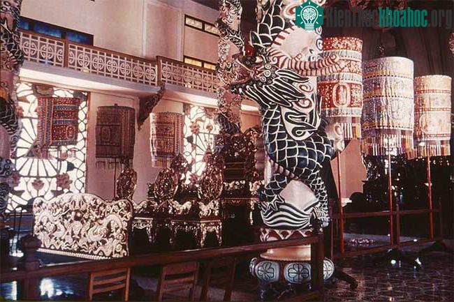Đồ nội thất tinh xảo bên trong tòa thánh.