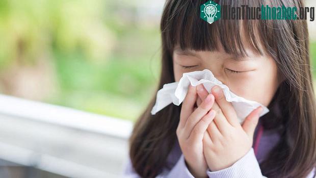 Con đường lây truyền chính để lây nhiễm cho trẻ là những giọt nước và sự tiếp xúc.