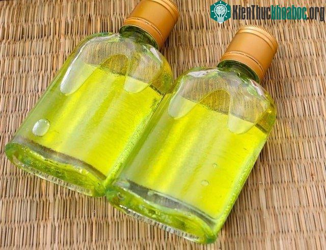 Dầu tràm là tinh dầu tự nhiên được chưng cất từ cây tràm gió.