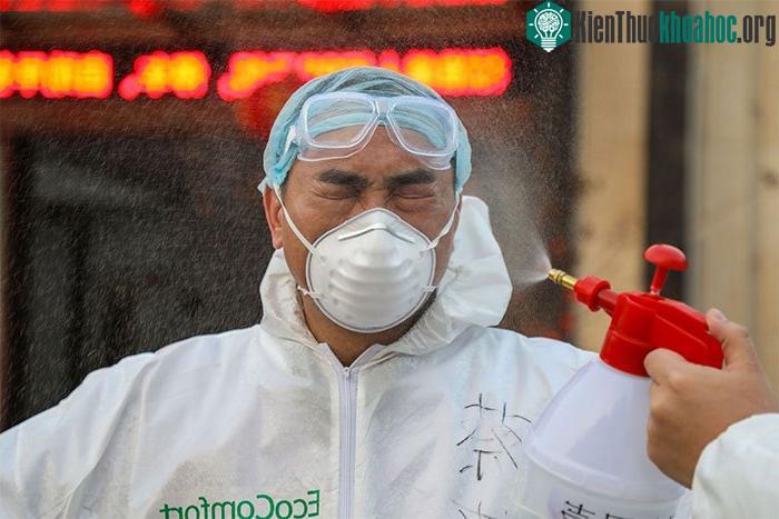 Một bác sĩ Trung Quốc trong khu vực cách ly bệnh nhân nhiễm virus corona ở thành phố Vũ Hán