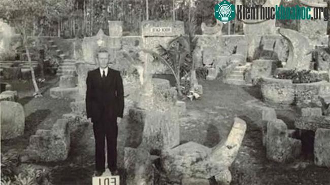Edward Leedskalnin và lâu đài san hô do chính tay ông xây dựng.
