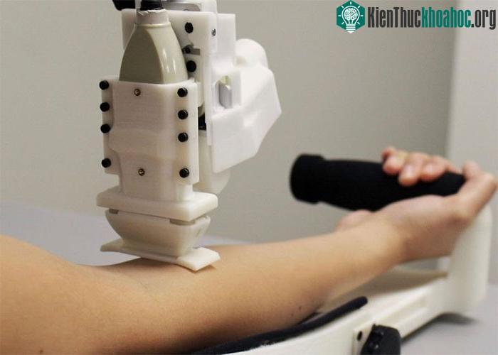 Robot y tế mới có thể lấy máu thành thạo hơn cả nhân viên y tế.