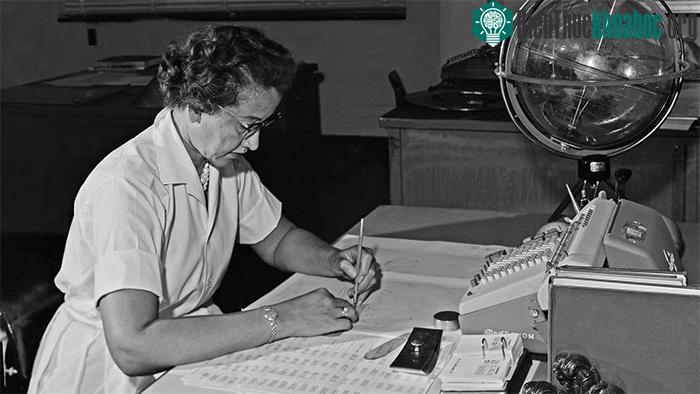 Nhà toán học Katherine Johnson làm việc tại trung tâm nghiên cứu Langley của NASA năm 1962