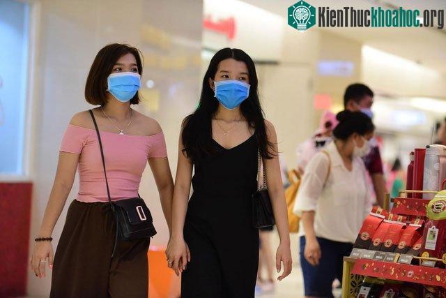 Người dân đeo khẩu trang khi đi mua sắm ở trung tâm thương mại