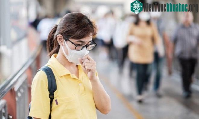 Chạm tay vào mặt có thể là thói quen vô thức.