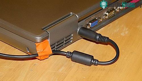 Một số nhà sản xuất khuyến khích người dùng nên thường xuyên để laptop trong trạng thái cắm sạc.