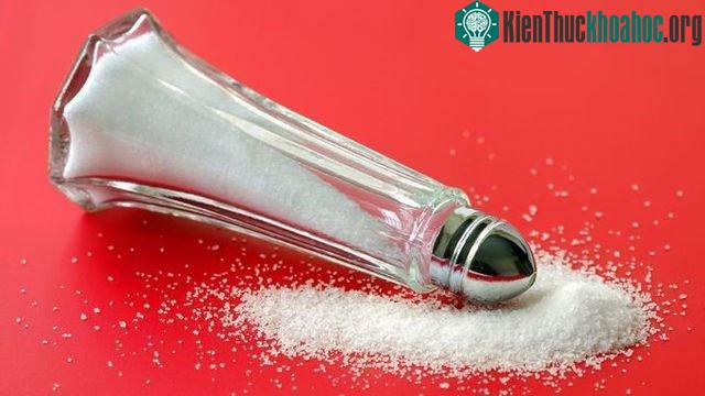Muối được biết là chất gây ra sự bài tiết canxi quá mức qua thận.