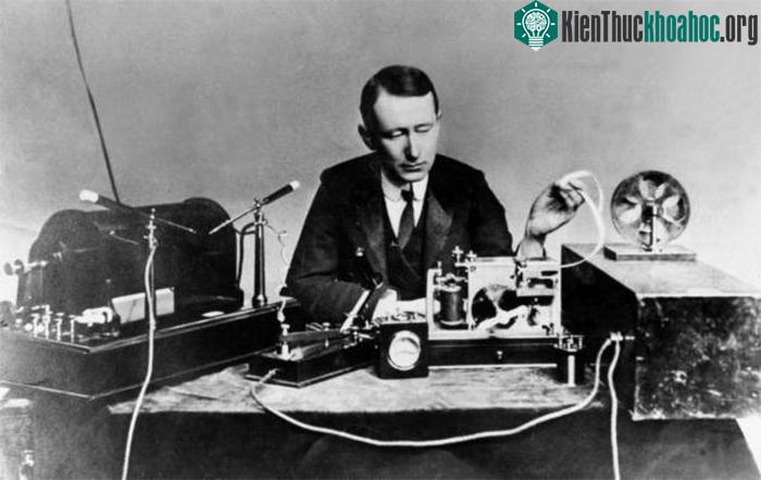 Kỹ sư điện/nhà phát minh Guglielmo Marconi.