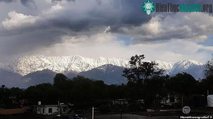 Dãy Himalaya nhìn từ sân thượng nhà dân