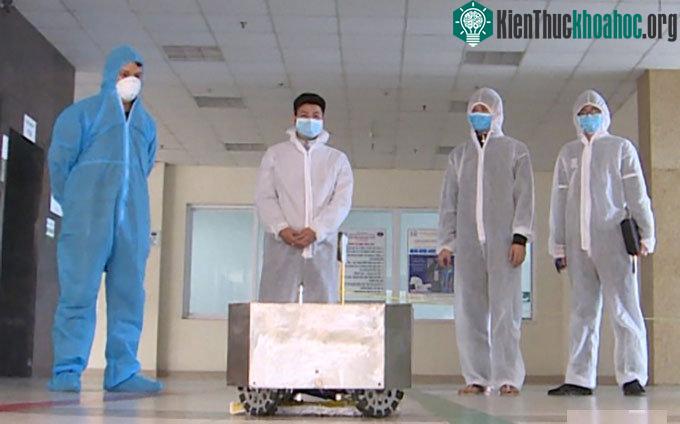 Kỹ sư Việt chế tạo robot lau sàn khử khuẩn buồng bệnh ảnh 0