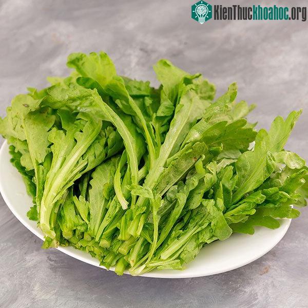 Cải cúc có vị ngọt nhạt, hơi đắng, the, mùi thơm, tính mát, vị tê, không độc...