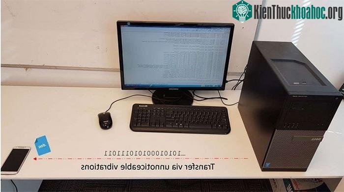 Phần mềm độc hại trong máy tính bị xâm nhập sẽ truyền tín hiệu thông qua các rung động gây ra trên bàn.