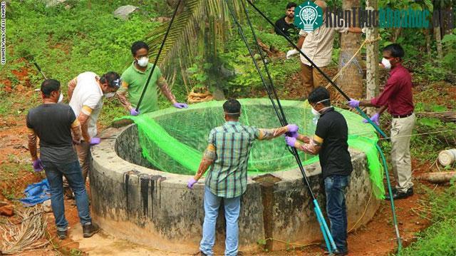 Các quan chức đang kiểm tra một cái giếng tại Changaroth, thuộc bang Kerala của Ấn Độ