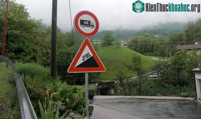 8 độ là độ dốc quy định của hầu hết những con đường quan trọng.&nbsp;