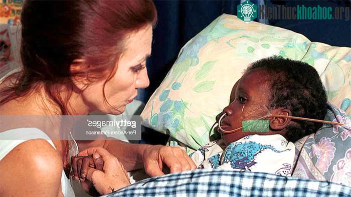 Người mẹ nuôi Gail Johnson và cậu bé những giây phút cuối.