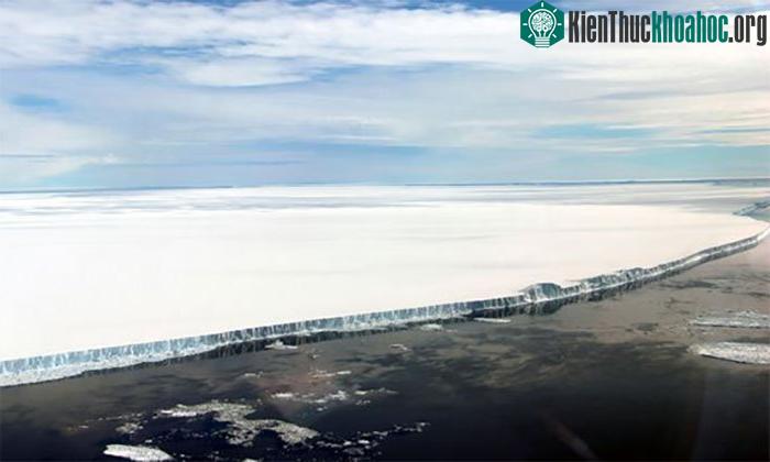 A68 hiện ở vị trí 63° vĩ nam và có hướng di chuyển rất dễ đoán.