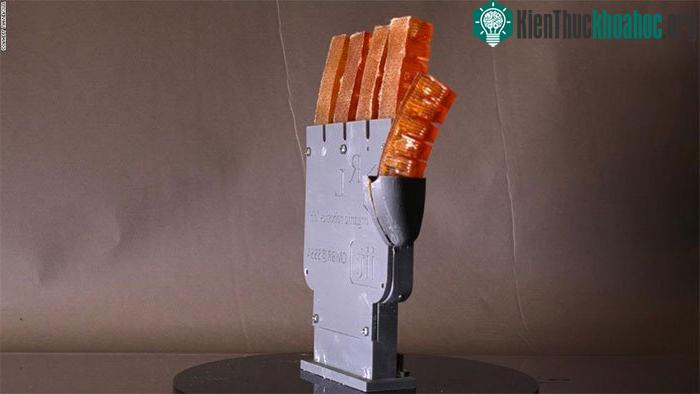 Một mô hình bàn tay với các ngón làm bằng vật liệu có thể tỏa nhiệt bằng việc tiết mồ hôi