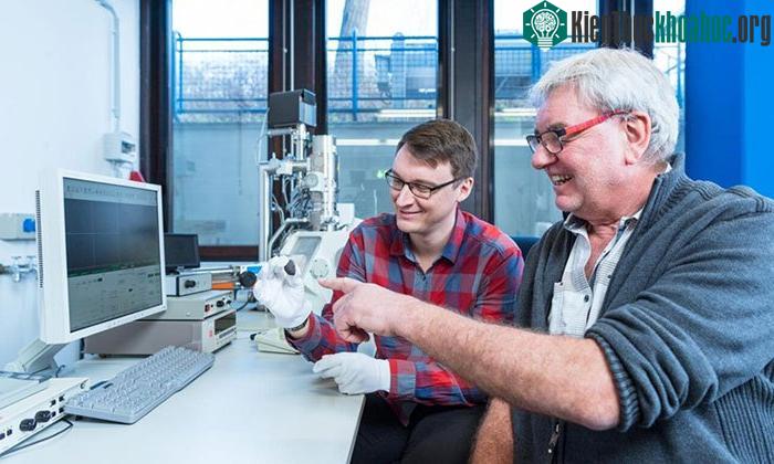 GS Addi Bischoff (trái) và Markus Patzek (phải) đánh giá mảnh thiên thạch